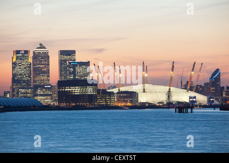 Ein Blick auf th Fluss Themse gegenüber der City of London und die O2 Arena und Canary Wharf bei Sonnenuntergang Stockfoto