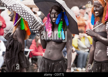 Drei Frauen In Parade Stockfoto