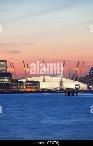 Ein Blick auf th Fluss Themse gegenüber der City of London und die O2 Arena und Canary Wharf bei Sonnenuntergang Stockfoto