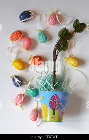 Osterei-Baum mit Ostern Eimer mit Küken und Hase Kaninchen auf isoliert auf weißem Hintergrund Stockfoto