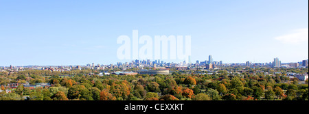 Eine herrliche Sicht über die Herbst-Bäume von Cambridge, MA, Harvard Universität in Boston, MA Richtung. Stockfoto