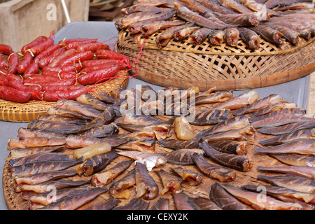 Eine Anzeige der Räucherfisch auf Whicker Tablett für den Verkauf auf einen Stall in einer Straße in Phnom Penh Stockfoto