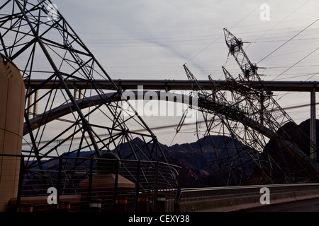 Hoover-Staudamm an der Grenze von Nevada Arizona mit Mike O' Callaghan Pat Tillman Brücke durch die Schmiedearbeiten elektrische Türme Stockfoto