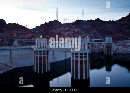 Hoover-Staudamm an der Grenze zu Nevada Arizona.  Aufnahme-Türme zur Stromerzeugung Stockfoto