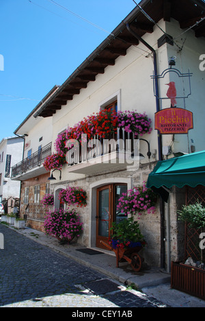 Italia Italien Italie Abruzzen Pescasseroli Balcone Fiori Gerani Balkon Blumen Geranien Fleurs Balcon Flores Geranios Stockfoto