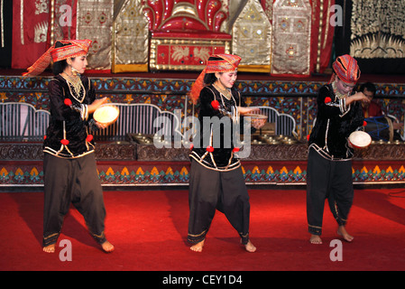 Traditionelle Minangkabau Performance des Saluang Jo Dendang Tanzes. Bukittinggi, West-Sumatra, Indonesien, Südostasien, Asien Stockfoto