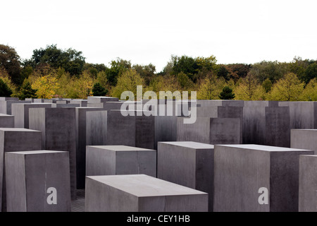 Die konkrete Stelen des Holocaust-Mahnmal in Berlin, Deutschland, vor dem Hintergrund der Tiergarten. Stockfoto