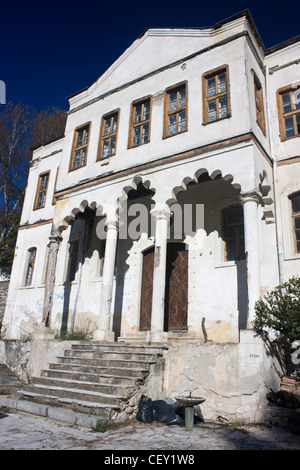 Traditionelle bulgarische Häuser. Stadt Melnik mit seinen berühmten Felsen. Dieses Bild ist mit CPL Filter aufgenommen. Stockfoto