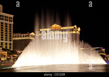 Der Wasser-Lightshow im Bellagio in Las Vegas Nevada mit Caesars Palace und den Streifen im Hintergrund Stockfoto
