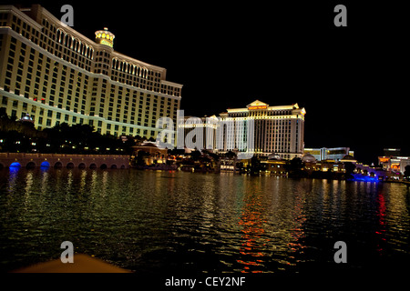 Die Wasser-Licht-show im Bellagio in Las Vegas Nevada mit Caesars Palace und den Streifen im Hintergrund Stockfoto