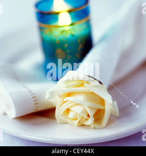 Tabelle Kunst sehr wenig ist erforderlich, um die Gäste, ein paar grüne Blätter, beeindrucken beleuchtet Kerzen und knackigen weißen Blüten, kleine schöne Stockfoto