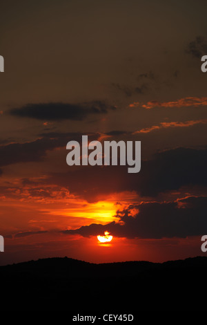 Roten bewölkten Sonnenuntergang Szene Stockfoto