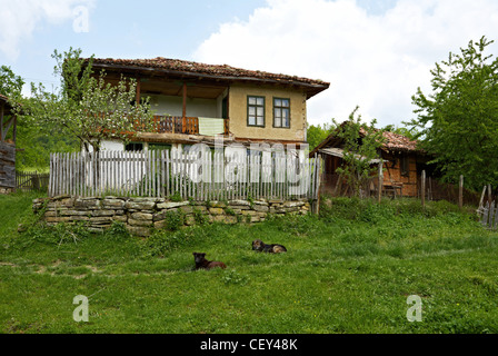 Traditionellen bulgarischen Architektur, ein Haus in einem kleinen Dorf in den Bergen Stockfoto