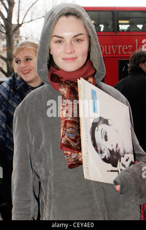 PARIS A W zeigt MISCELLANY weibliches Model Anouck Lepere angekommen eine Fashion Show tragen ein graues Kapuzen Jacke und Schal Stockfoto