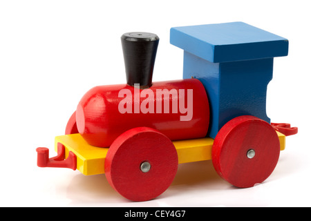 Holzspielzeug, eine Lokomotive in rot und blau, isoliert auf weiss Stockfoto