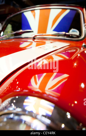 Ein Blick auf ein altes original Mini Cooper mit der Flagge der britischen Inseln spiegelt sich in der Windschutzscheibe Stockfoto
