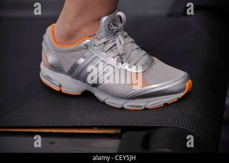 Stella McCartney Adidas London bereit zu tragen Frühling Sommer grau Adidas-Turnschuhen Stockfoto