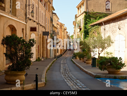 Straße mit typischen Häusern in der Altstadt von Aix-En-Provence, Frankreich Stockfoto