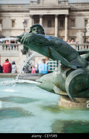 Eine Nahaufnahme der Statue Figuren in den Wasserfall am Trafalgar Square Stockfoto