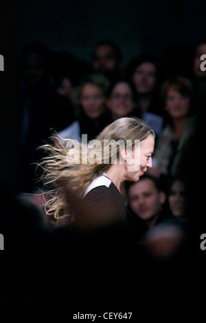 Ann Demeulemeester Paris bereit, tragen Frühjahr Sommer am Ende ihrer Laufsteg-Show Stockfoto