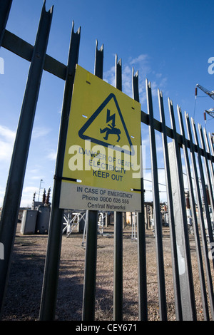 Sicherheitszaun auf eine Strom-Sub-Station mit Tod Gefahrenzeichen Stockfoto