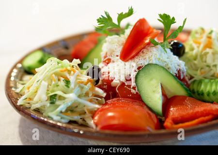 Gemüse-Salat mit Tomaten, Kohl und weiße bulgarische Feta-Käse Stockfoto