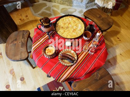 Traditionelle bulgarische Küche am Esstisch Stockfoto