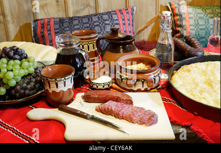 Traditionelle bulgarische Speisen am Tisch Stockfoto