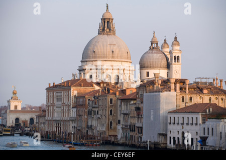 Santa Maria della Salute in Venedig bei Sonnenuntergang Stockfoto