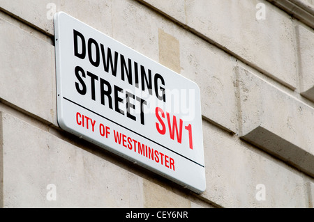 Nahaufnahme von einem Straßenschild an der Wand eines Gebäudes an der Downing Street in London, England, UK Stockfoto