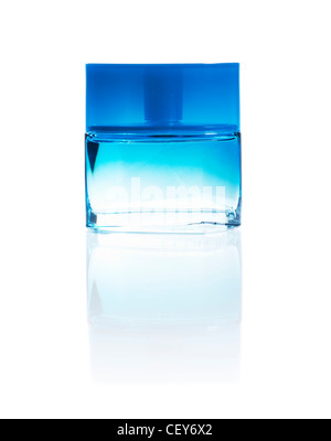 Blaue Parfüm-Flasche mit Reflexion isoliert weiß Stockfoto