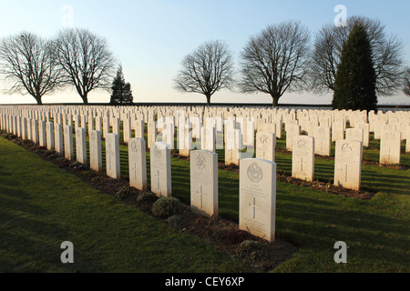 Grabsteine von Weltkrieg einer Commonwealth Gräbern im Cabaret Rouge British Cemetery bei Souchez, Frankreich. Stockfoto