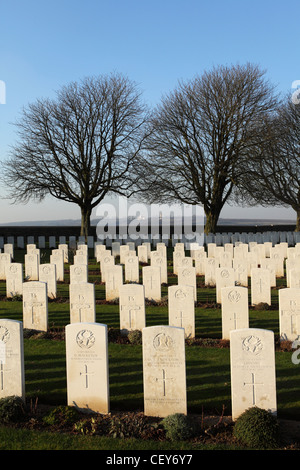 Die Grabsteine der ersten Weltkrieg Soldaten an Cabaret Rouge British Cemetery bei Souchez, Frankreich. Stockfoto