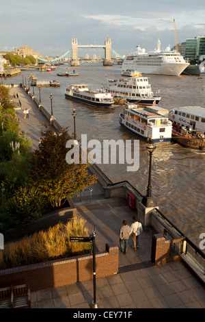 Ein Blick hinunter den Fluß Themse entlang der Böschung und in Richtung Tower Bridge Stockfoto