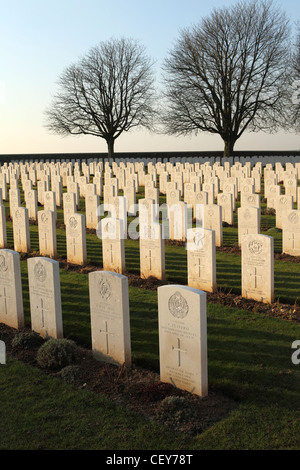 Grabsteine der ersten Weltkrieg Soldaten an Cabaret Rouge British Cemetery bei Souchez, Frankreich. Stockfoto