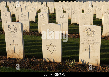 Grabsteine auf dem Kabarett-Rouge British Cemetery bei Souchez, Frankreich. Stockfoto