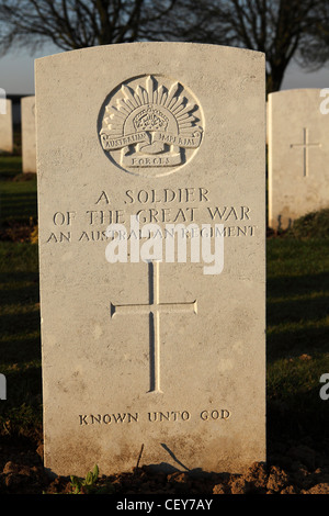 Grabstein eines unbekannten australische Soldaten im Cabaret Rouge British Cemetery bei Souchez, Frankreich. Stockfoto