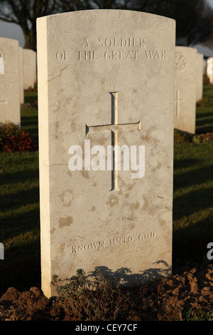 Grabstein des unbekannten Soldaten aus dem ersten Weltkrieg im Cabaret Rouge British Cemetery bei Souchez, Frankreich. Stockfoto