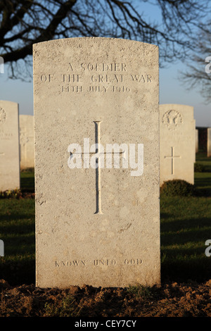 Der Grabstein eines unbekannten ersten Weltkrieg Soldaten bei Cabaret Rouge British Cemetery bei Souchez, Frankreich. Stockfoto