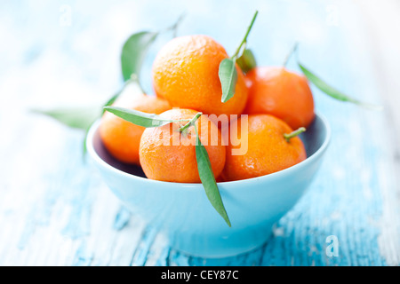 Schüssel mit Mandarinen Stockfoto