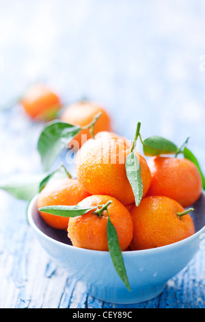 Schüssel mit Mandarinen Stockfoto