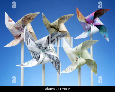 Spielzeug-Windmühlen aus fünf großen Welt Banknoten über blauen Himmel geschnitten Stockfoto