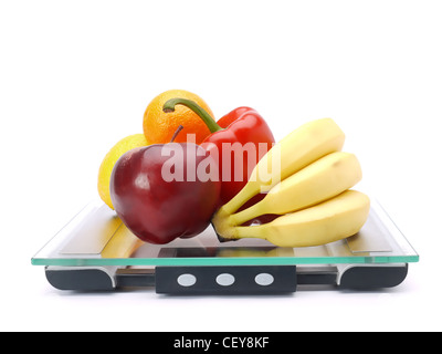 Bündel von frischem Obst und Gemüse auf Glas Badezimmer Waagen Schuss auf weiß Stockfoto