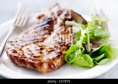Steak und Salat Stockfoto