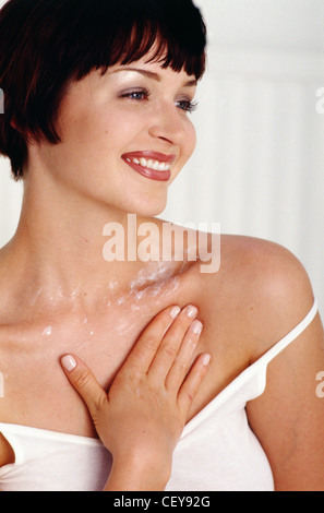 Ein Blick auf die richtige Anwendung Feuchtigkeitscreme an ihre Brust weiblich Stockfoto