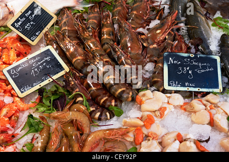 Frische und gekochte Garnelen auf Markt-Tisch Stockfoto