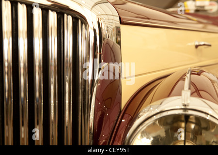 Eine Nahaufnahme der Scheinwerfer und der Grill auf einem Oldtimer beim Goodwood revival Stockfoto