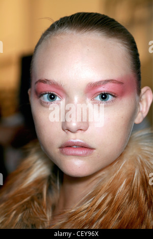 Calvin Klein Backstage New York Frühjahr Sommer gerne blonde Haare tragen Model Gemma Ward aus Gesicht tragen rosa Blitz des Auges Stockfoto