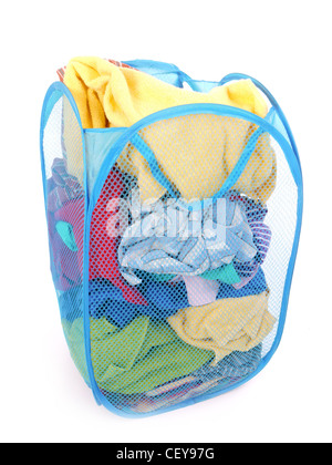 Schmutzige Kleidung in blau gewebt Wäschekorb auf weißem Hintergrund Stockfoto