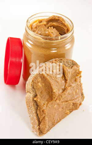 Bild von einer Scheibe Brot mit etwas Peanut Butter drauf und Deckel Stockfoto